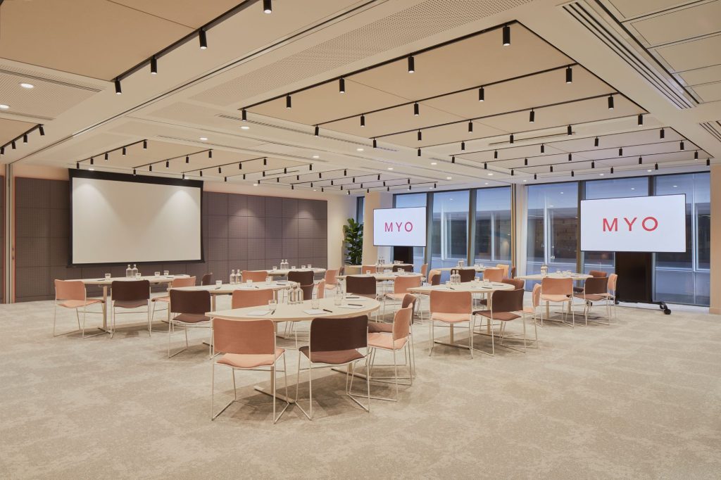 Myo St. Pauls meeting room space with multiple screens surrounding meeting space.